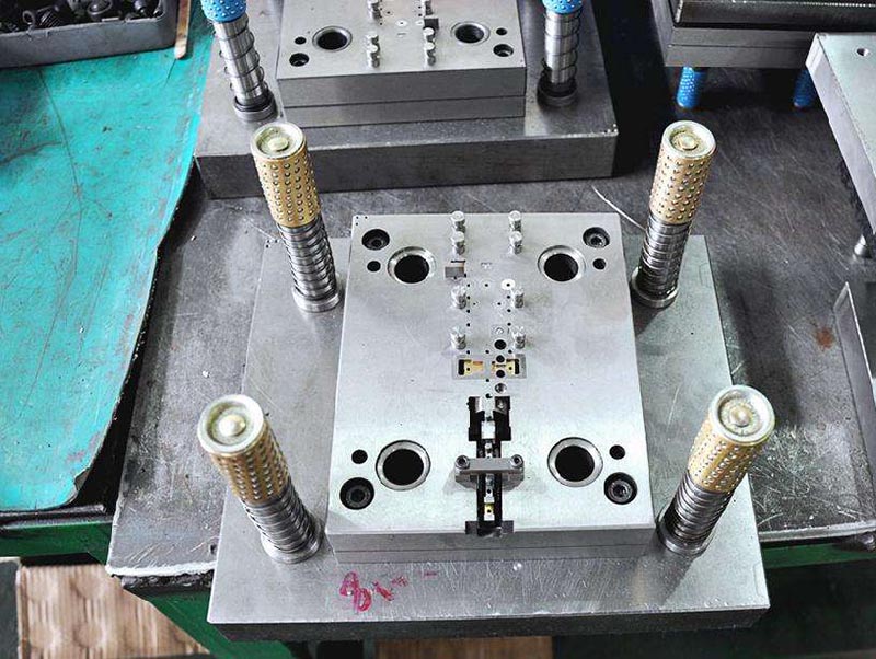 张家川模具制造-01